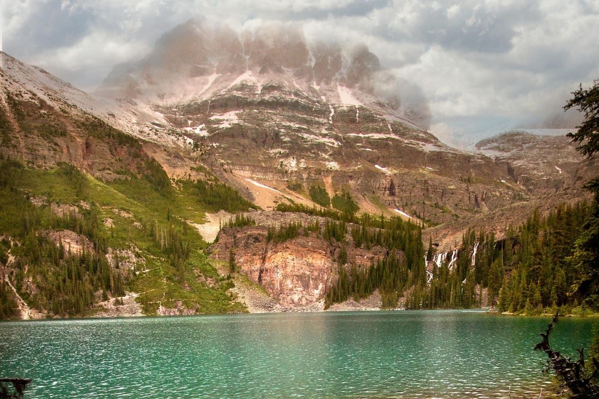 close up of Joffree Lake with a beautiful mountain behind it